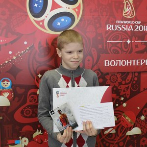 Детям вручили открытки с автографами известных футболистов
