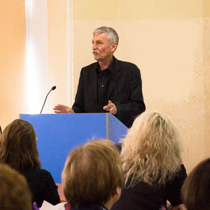 Raymond Murphy has told in SSAU about English grammar features 