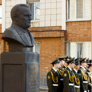 "В космосе наш человек - Юрий Алексеевич Гагарин!"