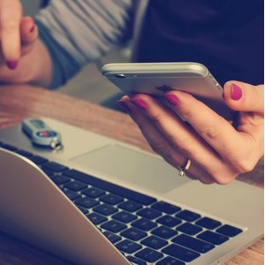Как цифровые технологии и фейки влияют на информационные потоки