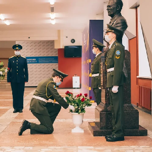Студенты возложили цветы к бюсту Виктора Павловича Лукачева