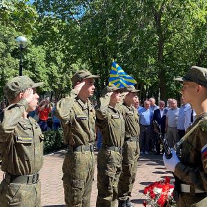 В день Военно-воздушных сил России курсанты возложили цветы к бюсту Юрия Гагарина