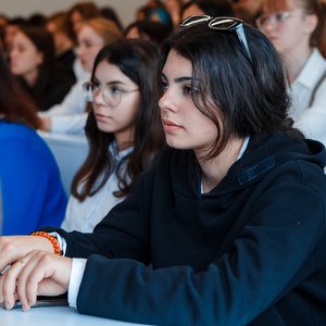 "Как сделать мир лучше, добрее и гуманнее?"