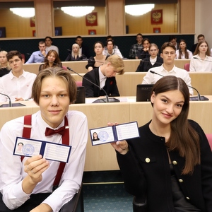 Первокурсникам юридического институт вручили студенческие билеты