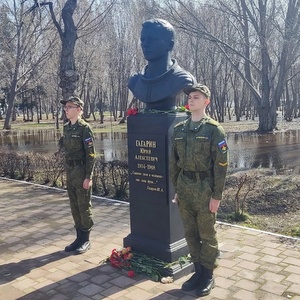 "Этих дней не смолкнет слава!"