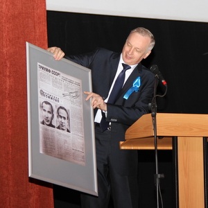 СГАУ подарили экземпляр газеты 1965 года с автографом космонавта Алексея Леонова