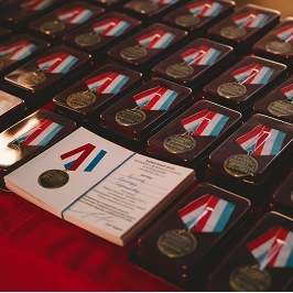 Студентам и офицерам вручили медали за участие в Параде Памяти